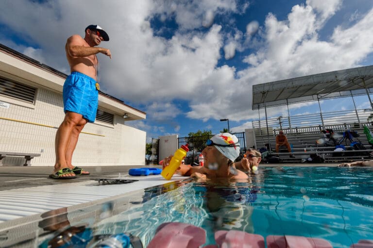 Nach dem Einschwimmen sagt Coach Lubos Bilek dann das Programm an