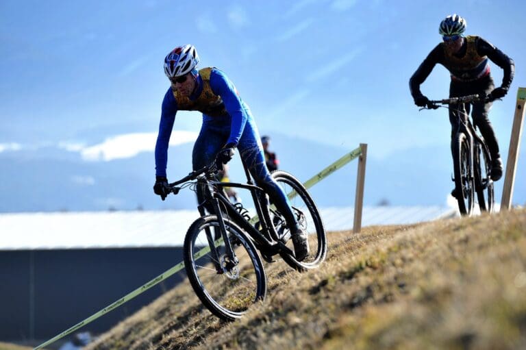 Downhill: Pavel Andreev stürzt sich mit dem MTB in die Abfahrt