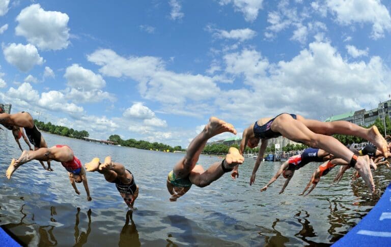 Für die weltbesten Kurzdistanzlerinnen geht´s mit einem Startsprung in die 27 Grad warme Alster