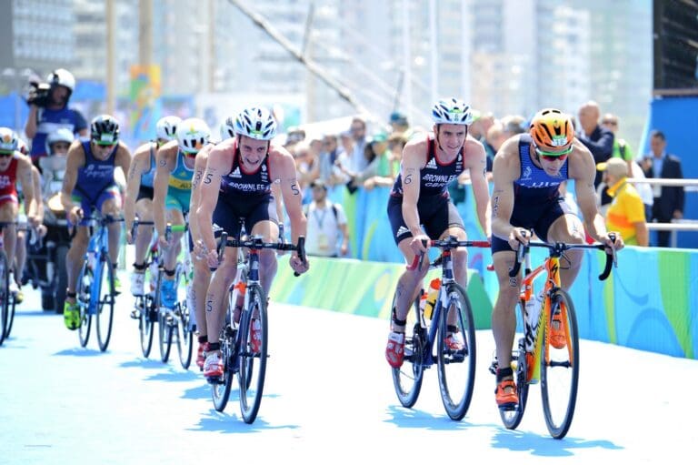 Die Brownlee-Brüder sorgten viel fürs Tempo in der Topgruppe, vor allem in den ersten der acht Radrunden