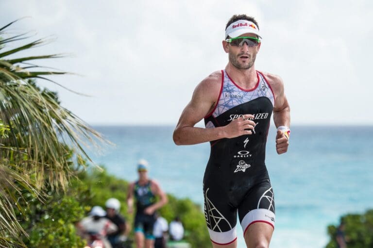 Richard Murray auf dem Weg zum Sieg beim Island House Triathlon 2016