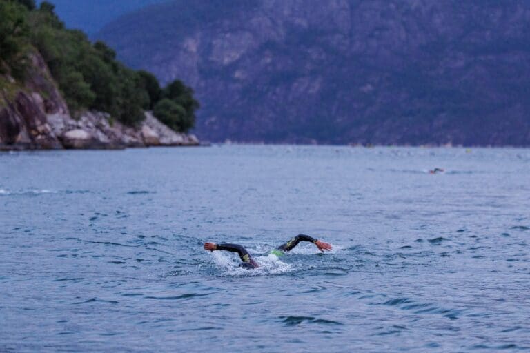 Spitzenduo beim Schwimmen: Sebastian Kienle mit Cheng Tai Wu aus Taiwan an den Fersen