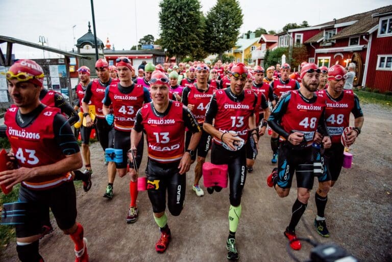 Die ersten Laufmeter - noch sind es fast 65 km zu Fuß und 10 km im Wasser für die 120 Zweier-Teams