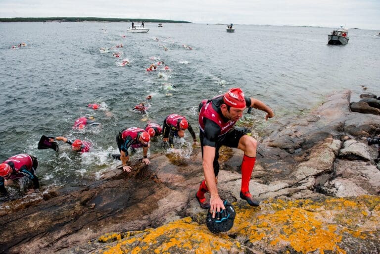 Auf den ersten Schwimmpassagen war das Feld noch dicht beisammen