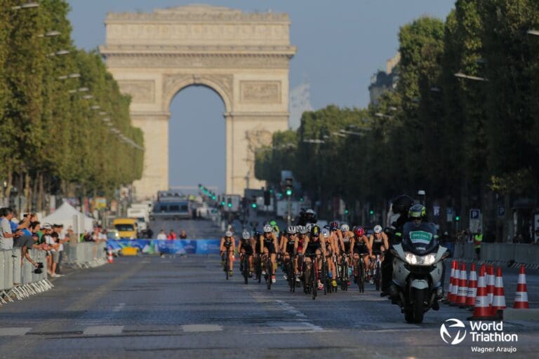 Sonst saust die die Tour de France über den Champs-Élysées - heute durften die Triathletinnen dieses Feeling erleben