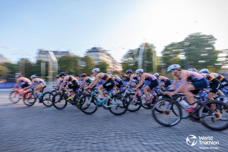 Über das Kopfsteinpflaster auf dem Champs-Élysées