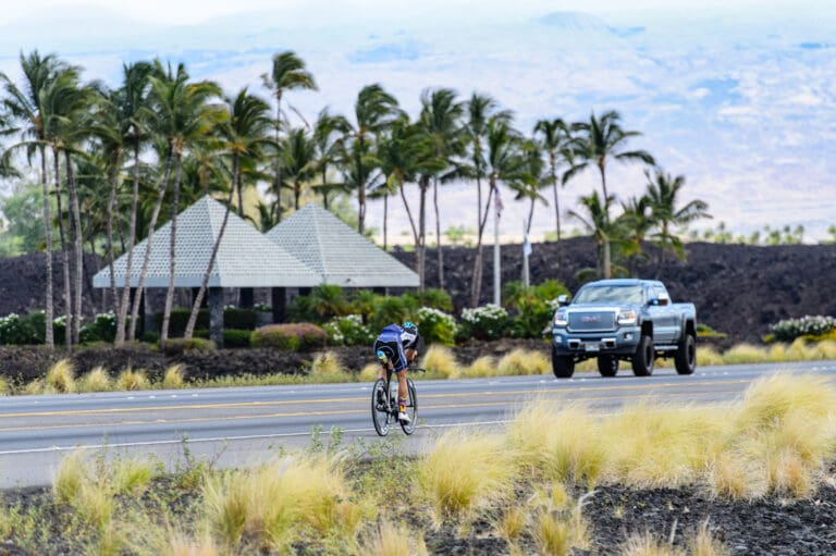 Vorbei an der Einfahrt in Richtung Waikoloa Beach ...