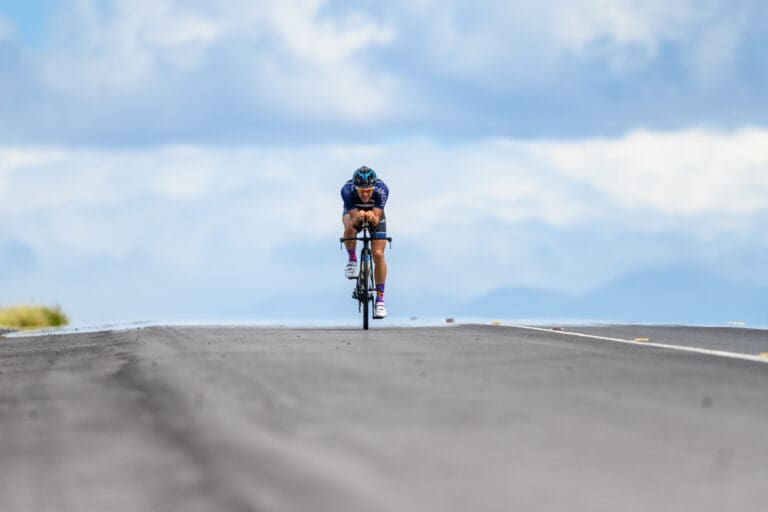 Aber wehe, wenn man hinten raus im Rennen den Anschluss verliert und auf sie allein gestellt ist. Dann können die letzten Kilometer in Richtung Kailua-Kona sehr lange und sehr schmerzhaft werden