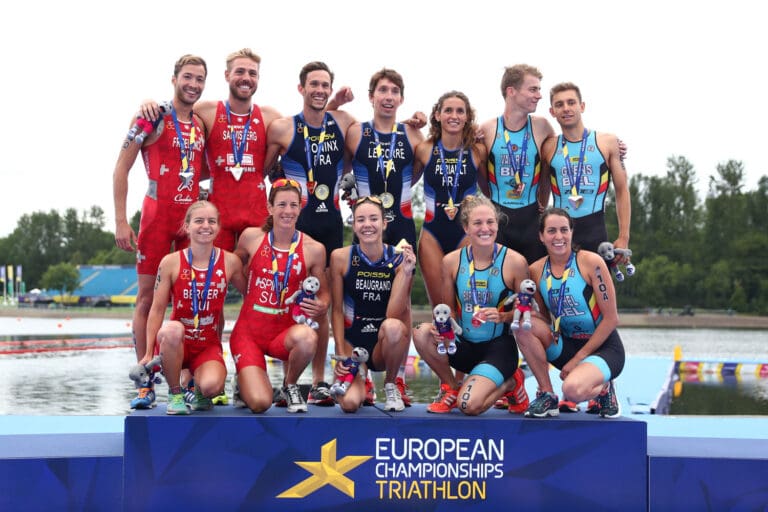 Die Medaillengewinner der Team Mixed Relay bei der European Championships 2018 in Glasgow: Schweiz (Silber), Frankreich (Gold) und Belgien (Bronze) (v.l.)