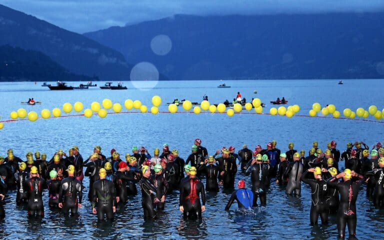 Startaufstellung zum 20. Inferno Triathlon am Thuner Strandbad