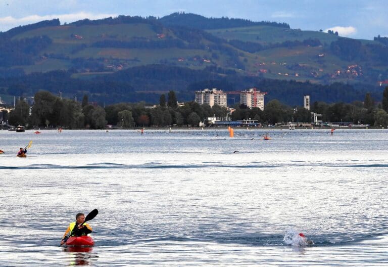 Der Blick vom Schwimmziel in Oberhofen auf das Feld der Inferno Triathleten