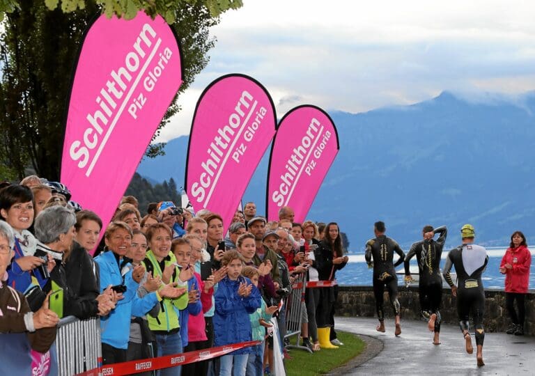 Die Beachflags weisen das Ziel des Tages aus: Das Schilthorn - noch ist es 152 km und 5.500 Höhenmeter entfernt