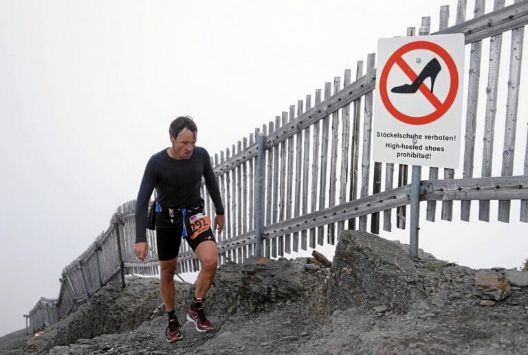 Das Bild gehört seit 20 Jahren zum Inferno Triathlon - die Halbschuhtouristen-Todeszone beginnt hinter diesem Schild