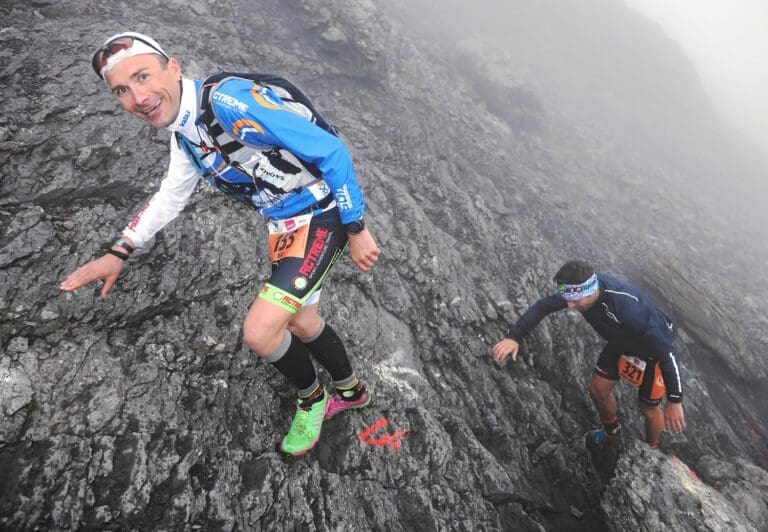 Triathlon mit allen Vieren: An einigen Stellen muss beim Schilthorn-Ausstieg kurz auch Hand angelegt werden