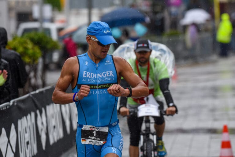 Auch Sebastian Kienle nahm den Cool-Down an den Aidstations liebend gerne in Anspruch