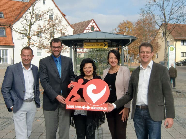 Stellten im Rathaus Büchenbach die neue Laufstrecke des DATEV Challenge Roth vor: Erster Bürgermeister Ralph Edelhäußer (Roth) und Bürgermeister Helmut Bauz (Büchenbach) sowie die Veranstalter-Familie Walchshöfer.