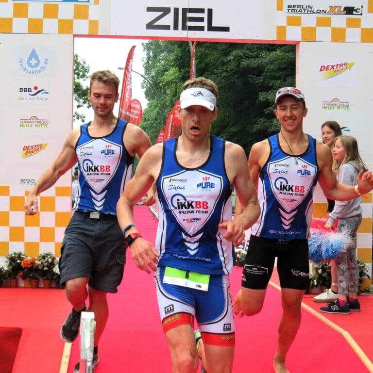 Staffel-Finish beim BerlinTriathlon