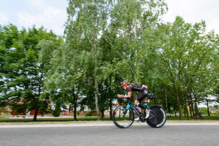 Anders Lucy Chales: Die Britin  - gerade erst Siegerin beim Ironman Lanzarote - führte das Feld zum Beginn des Radfahrens an