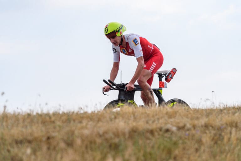 Alistair Brownlee geht aus dem Sattel. An den Steigungen lag es beim nur 74 Höhenmeter auf 90 km nicht. Aber etwas Abwechslung für die Muskulatur muss auch mal sein