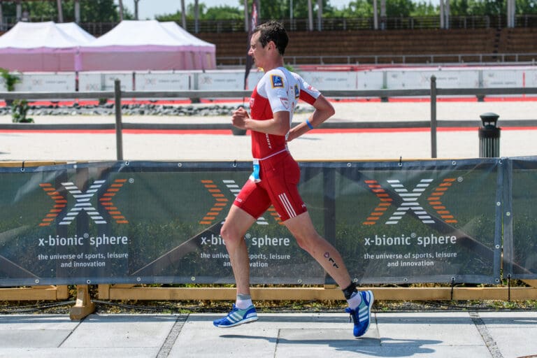 Nicht mehr angreifen kann Alistair Brownlee - der Schritt ist schon kurz. Es sollten Gehpausen folgen und später das DNF