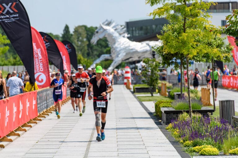 Für die Agegrouper - insgesamt waren 900 Athleten aus 57 Ländern am Start - ist der Tag in Samorin noch nicht vorbei. Reiten statt Laufen wäre jetzt sicher bei vielen ein Wunsch