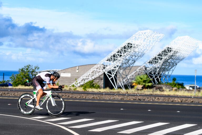 Der Vorjahreszweite ist heute zu einem Long-Ride auf dem Queen Kaahumanu Highway unterwegs. Vorbei am Abzweig zum Energy Lab ...