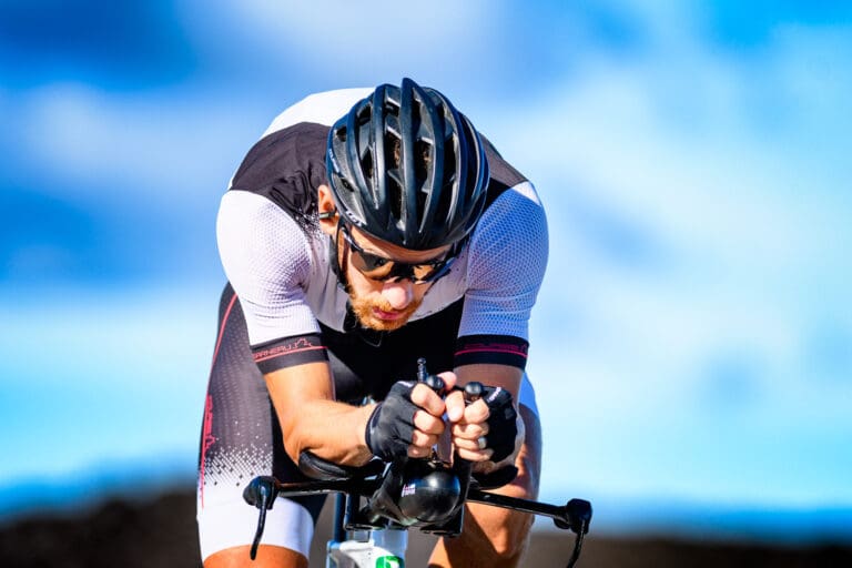 Blick nach vorne! In diesem Stil wird Lionel Sanders am Raceday die Spitze ins Visier nehmen. Sebastian Kienle und Cameron Wurf dürften sich dann in ähnlichen Gefilden aufhalten