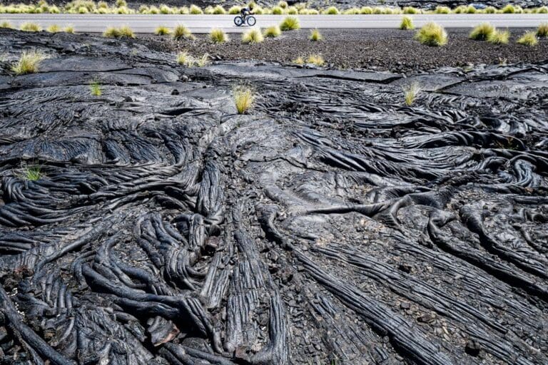 Bevor wieder die Lavafelder folgen, die sich am späten Vormittag bereits auf Sauna-Temperatur aufgeheizt haben