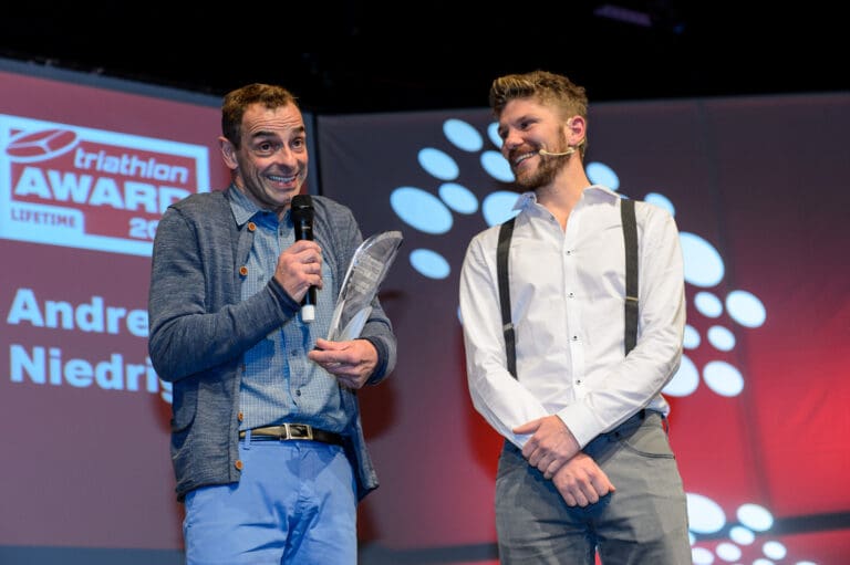 Das ist mein erster Sportpreis: Andreas Niedrig kanns nicht fassen, dass er für den Lifetime Award ausgewählt wurde. Rechts Laudator Nis Sienknecht vom spomedis Verlag