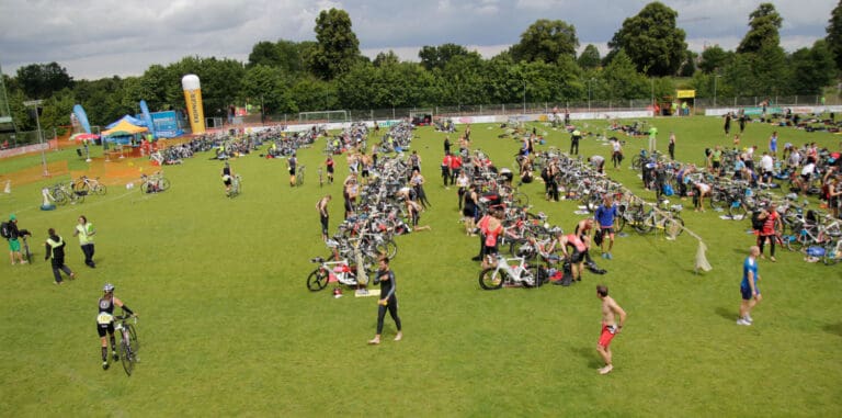 Die übersichtliche Wechselzone beim Triathlon in Steinbeck