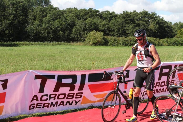 Fast wie bei großen Rennen: Wechselzone mit Teppich