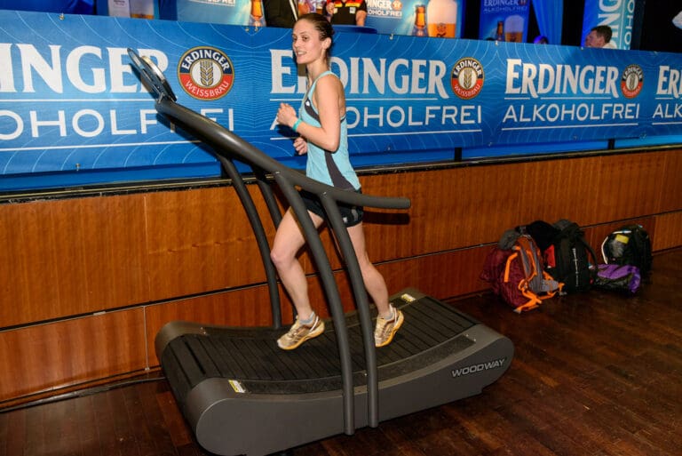 Nochmal kämpfen: Die letzten Meter beim Indoor-Triathlon