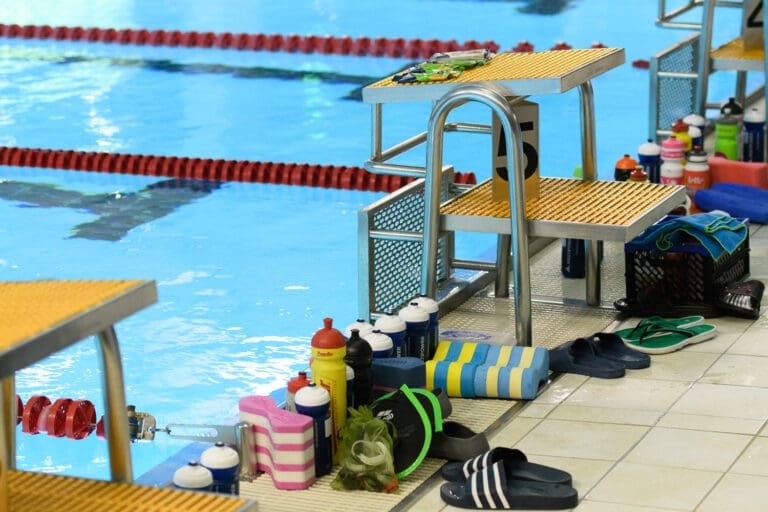 100x100 m standen auf dem Schwimmprogramm. Dementsprechend umfangreich war die Ausrüstung am Beckenrand.