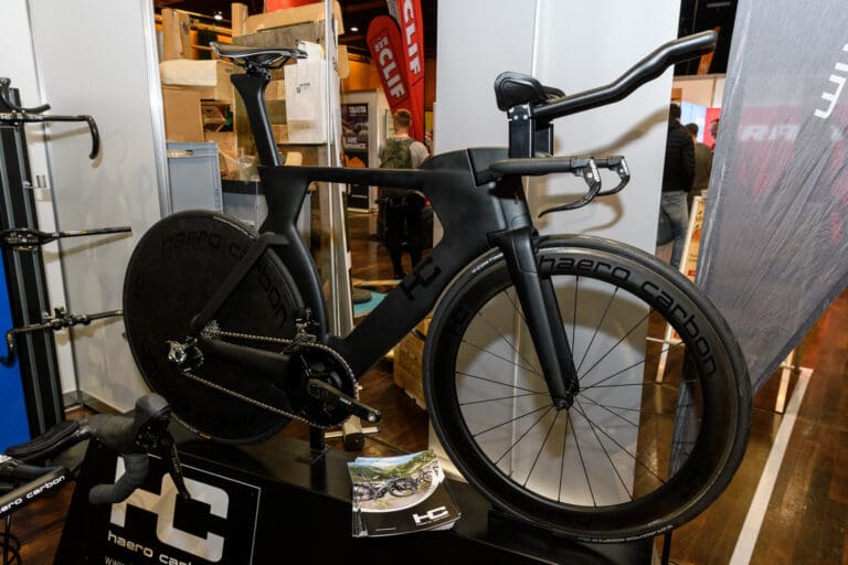 Bei Haero Carbon wird fleissig an einer neuen Triathlonmaschine getüpfelt, die bald auch auf den Rennstrecken zu sehen sein wird ...