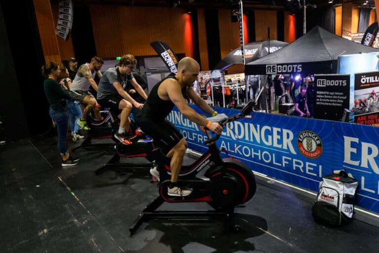 Beim Indoor-Triathlon wurde nach dem Schwimmen hart auf der Stelle getreten, ...