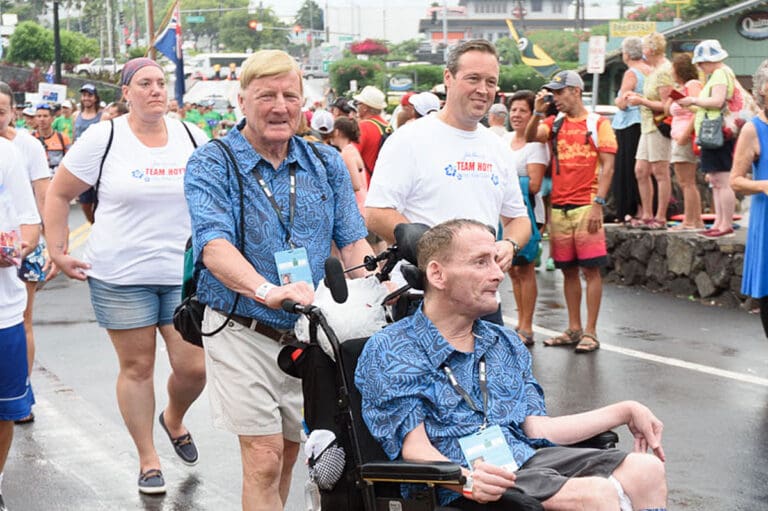 Das Team Hoyt bei der Nationenparade des Ironman Hawaii im Jahr 2017