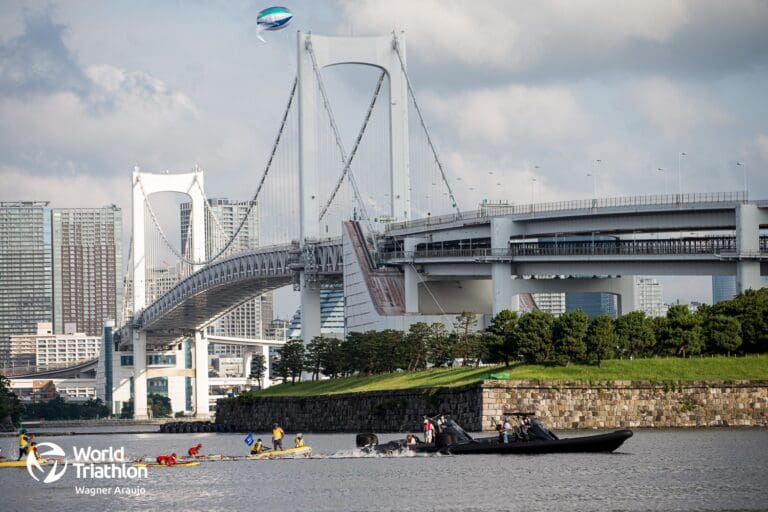 Das Feld der Männer im Schatten der Rainbow Bridge