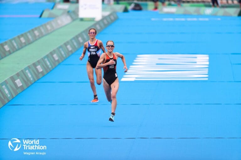 Der Sprint um die Holz-Medaille: Rachel Klamer setzt sich gegen Leonie Periault durch