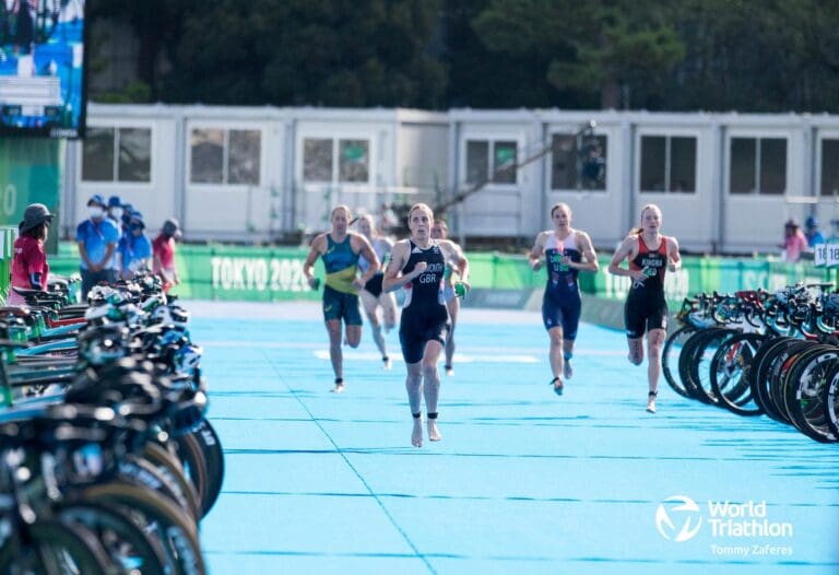 Jessica Learmonth führt das Feld nach dem ersten Schwimmen an