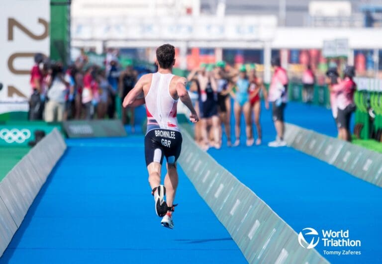 Jonathon Brownlee bringt sein Team mit der besten Laufzeit in Führung