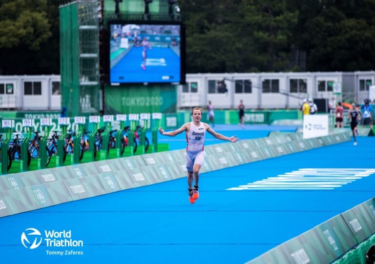 Die letzten Meter werden zum Triumphlauf für Kristian Blummenfelt