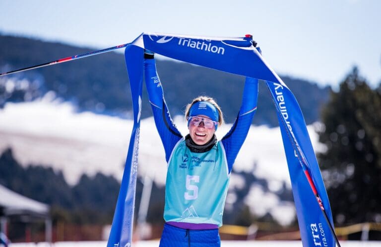 Sandra Mairhofer lässt sich als neue Wintertriathlon-Weltmeisterin feiern