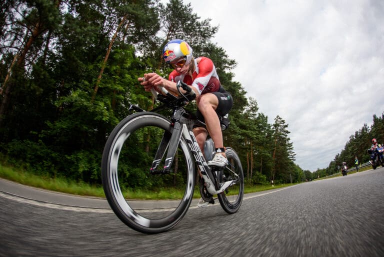 Kalt erwischt: Daniela Ryf musste beim Ironman Frankfurt schon nach wenigen Kilometern unterkühlt vom Rad steigen. Das heftig diskutierte Neoverbot bei den Profis forderte seinen Tribut. Diana Riesler musste stark unterkühlt sogar ins Krankenhaus.