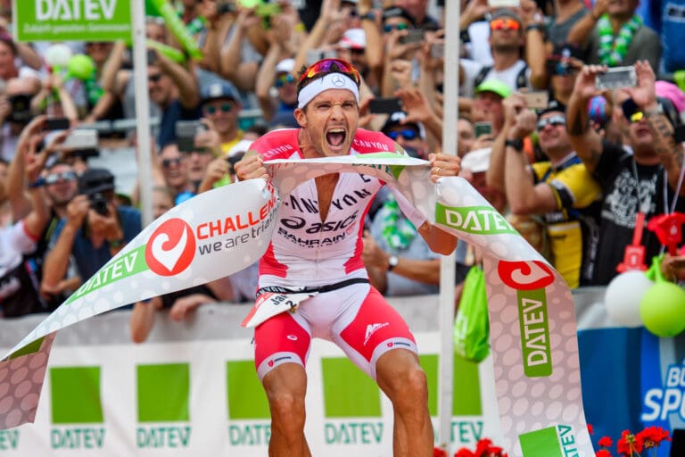 Am Ziel der Träume: Jan Frodeno stellt in Roth in 7:35:39 Stunden eine neue Weltbestzeit über die Langdistanz auf.