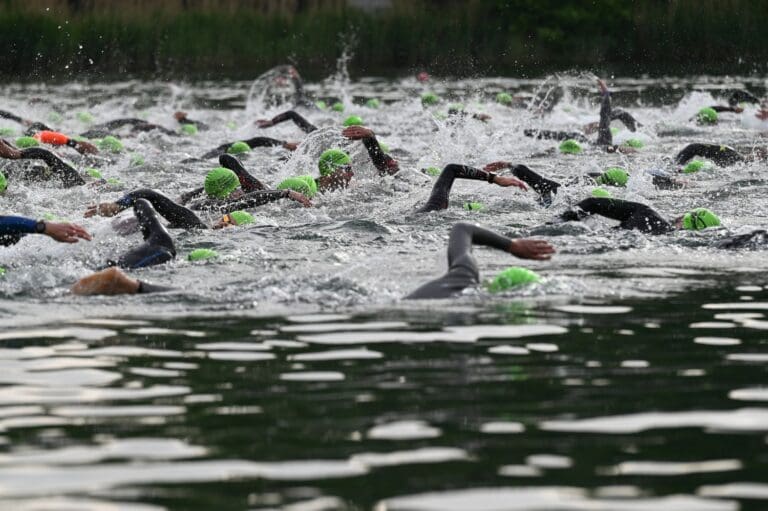 Der Ingolstadter Baggersee kocht, trotz nur gut 17 Grad Wassertemperatur