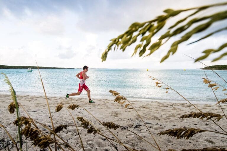 Javier Gomez auf dem Weg zur Führung beim Island House Triathlon