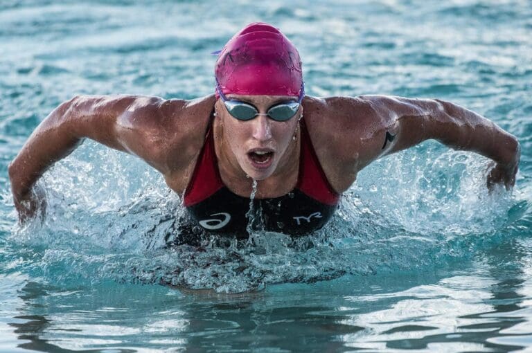 Lisa Norden beim Schwimmausstieg im Prolog