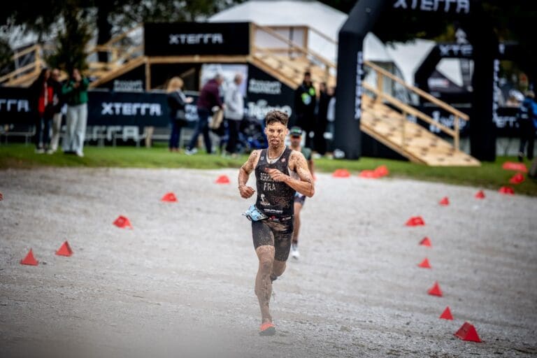 Beim Laufen machte Arthur Serrieres den Xterra WM-Sieg perfekt