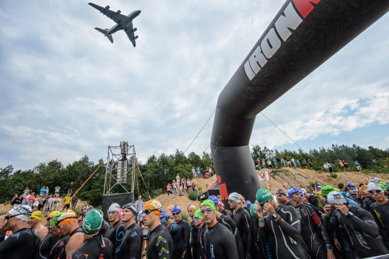 Auch in Wiesbaden gab es einen "Rolling Schwimstart, d.h. alle fünf Sekunden werden 10 Athleten ins Wasser gelassen