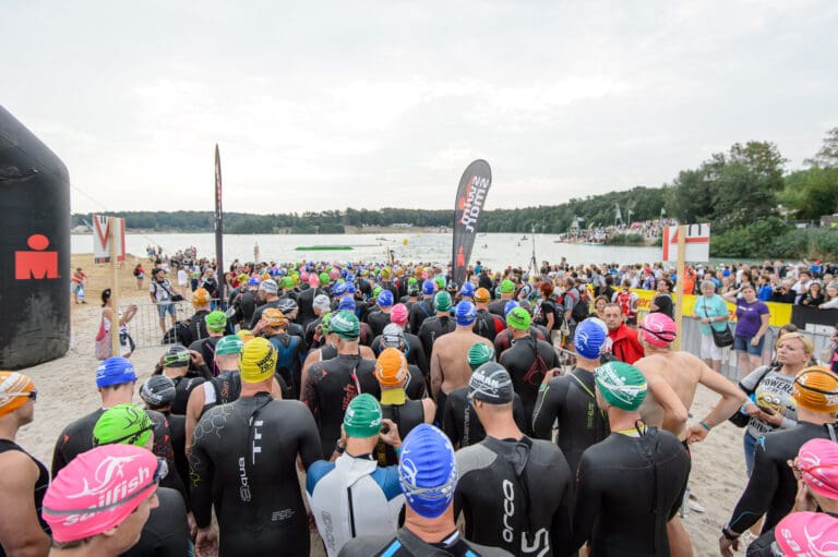 Nicht mehr lange, dann sind alle Athleten im Raunheimer Waldsee auf den 1,9 Schwimmkilometern unterwegs